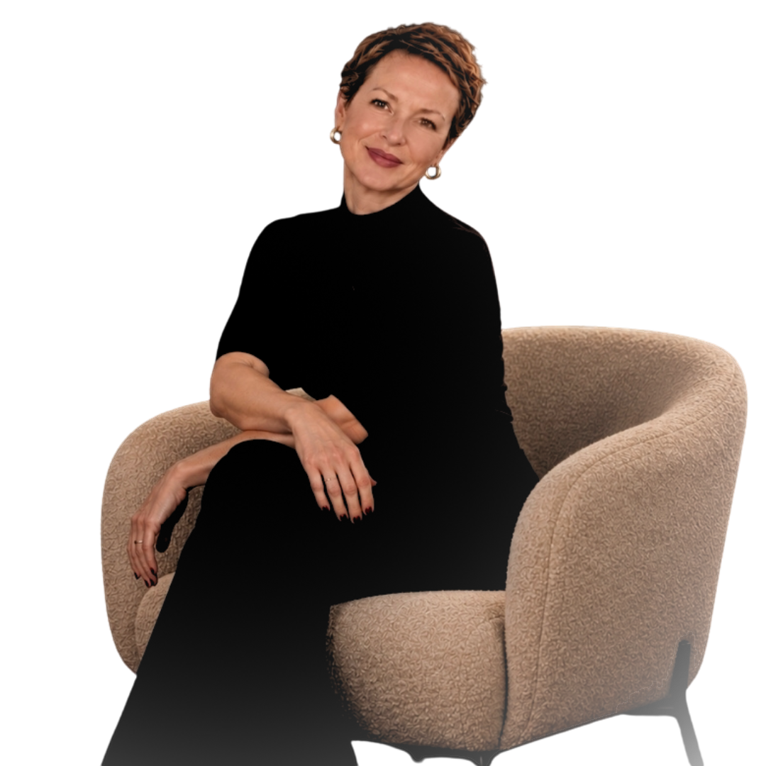 Kathrin Geef sitzt lächelnd in einem hellen Sessel